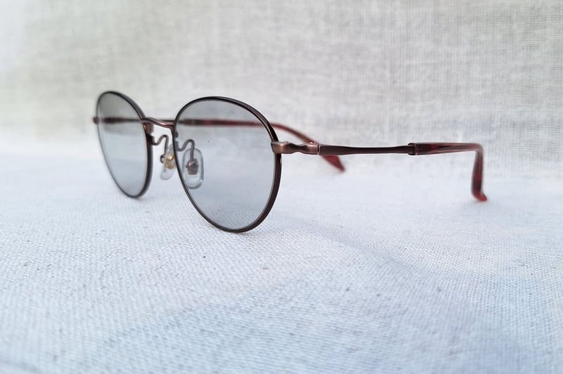 แว่นตาแฮนด์คราฟท์จากเมืองซาบาเอะ เจ สปริง–J SPRING ตัวแท้ สภาพเทพ เก่าเก็บทศวรรษ2010 กรอบไทเทเนียมบริสุทธิ์ ปลอกขา–อะซีเทต–อนุพันธุ์เส้นใยฝ้าย–โปร่งแสง โมเดลอาร์ติสท์–หยดน้ำเล็ก–แพนโต้–จอห์น เลนนอน เลนส์กระจกคริสตัลญี่ปุ่นสีน้ำตาลอ่อน น.น.19g ขนาดมาตรฐาน–Standard One Size133mm สวมใส่ได้ทุกขนาดใบหน้า