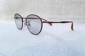 แว่นตาแฮนด์คราฟท์จากเมืองซาบาเอะ เจ สปริง–J SPRING ตัวแท้ สภาพเทพ เก่าเก็บทศวรรษ2010 กรอบไทเทเนียมบริสุทธิ์ ปลอกขา–อะซีเทต–อนุพันธุ์เส้นใยฝ้าย–โปร่งแสง โมเดลอาร์ติสท์–หยดน้ำเล็ก–แพนโต้–จอห์น เลนนอน เลนส์กระจกคริสตัลญี่ปุ่นสีน้ำตาลอ่อน น.น.19g ขนาดมาตรฐาน–Standard One Size133mm สวมใส่ได้ทุกขนาดใบหน้า