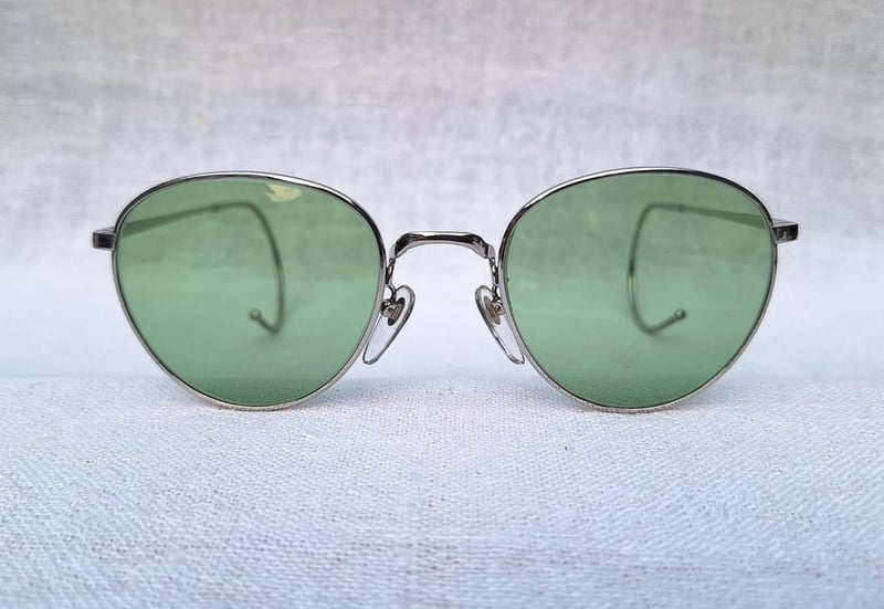 แว่นตาแฮนด์คราฟท์โลหะแพลทินัมแสงตะวันยุคโชวะ เอสพีเอ็ม 85–SPM : Sun Platinum Metal ตัวแท้ มือหนึ่ง สต็อกเก่าทศวรรษ 1980 โมเดลคลาสสิก–หยดน้ำ–แพนโต้–จอห์น เลนนอน เลนส์กระจกคริสตัลญี่ปุ่น หายาก สีเขียวเพอริดอต มองเห็นดวงตาผู้สวมใส่ ขนาดมาตรฐานของโมเดลนี้–Standrad One Size 130mm สวมใส่ได้ทุกขนาดใบหน้า