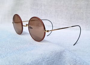 แว่นตาอเมริกันวินด์เซอร์ทศวรรษ 1940 AMERICAN WINDSOR GLASSES ตัวแท้ สภาพเทพ กรอบทองคำแท้–หุ้ม 12K GF ไม่ตอกตัวอักษร สัดส่วนทองคำบริสุทธิ์ 50% โคตรเลนส์กระจกพระเจ้า CARL ZEISS JENA ที่ได้รับยกย่องว่าดีที่สุดตลอดกาลของชนชาติเยอรมัน น.น.22g ขนาดมาตรฐาน–ใหญ่ของโมเดลนี้ 122mm สวมใส่ได้ทุกขนาดใบหน้า แว่นตาอเมริกันวินด์เซอร์ทศวรรษ 1940 AMERICAN WINDSOR GLASSES ตัวแท้ สภาพเทพ กรอบทองคำแท้–หุ้ม 12K GF ไม่ตอกตัวอักษร สัดส่วนทองคำบริสุทธิ์ 50% โคตรเลนส์กระจกพระเจ้า CARL ZEISS JENA ที่ได้รับยกย่องว่าดีที่สุดตลอดกาลของชนชาติเยอรมัน น.น.22g ขนาดมาตรฐาน–ใหญ่ของโมเดลนี้ 122mm สวมใส่ได้ทุกขนาดใบหน้า