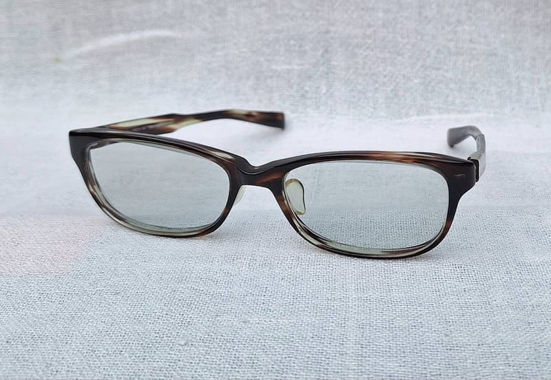 แว่นตาแฮนด์คราฟท์ชั้นสูงของญี่ปุ่น โฟร์นายส์–999.9 รุ่นAP–02 ตัวแท้ สภาพเทพ เก่าเก็บฤดูใบไม้ผลิ ค.ศ.2013 กรอบอะซีเทต–อนุพันธุ์เส้นใยฝ้าย–ลายกระ เลนส์ออโต้โพลีคาร์บอเนท ปรับสีอัตโนมัติ ป้องกันUV100% บานพับ Gyaku–R ลิขสิทธิ์ของโฟร์นายส์ น.น.23g ขนาดมาตรฐาน–Standard One Size140mm สวมใส่ได้ทุกขนาดใบหน้า