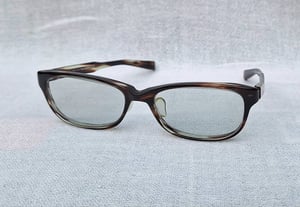 แว่นตาแฮนด์คราฟท์ชั้นสูงของญี่ปุ่น โฟร์นายส์–999.9 รุ่นAP–02 ตัวแท้ สภาพเทพ เก่าเก็บฤดูใบไม้ผลิ ค.ศ.2013 กรอบอะซีเทต–อนุพันธุ์เส้นใยฝ้าย–ลายกระ เลนส์ออโต้โพลีคาร์บอเนท ปรับสีอัตโนมัติ ป้องกันUV100% บานพับ Gyaku–R ลิขสิทธิ์ของโฟร์นายส์ น.น.23g ขนาดมาตรฐาน–Standard One Size140mm สวมใส่ได้ทุกขนาดใบหน้า