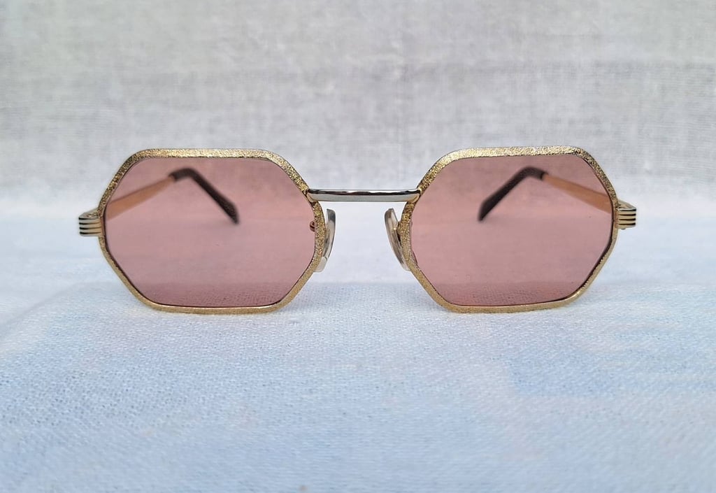 แว่นตาอเมริกันชนยุคซิกตี้ วิคตอรี ออปติคอล–VICTORY OPTICAL ตัวแท้ สภาพเทพ เก่าเก็บทศวรรษ 1960 อลังการงานสร้างในยุคของ วินเซนต์  เจ. ซาลิเออร์โน โมเดลยุคซิวิลวอร์ แปดเหลี่ยม–คลาสสิก เลนส์กระจกคริสตัลฝรั่งเศส หายาก สีอเมทิสต์–Amethyst ขนาดมาตรฐานโมเดลนี้–Standard One Size 135mm สวมใส่ได้ทุกขนาดใบหน้า