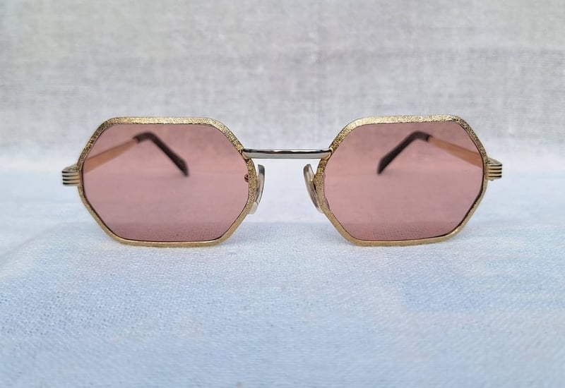 แว่นตาอเมริกันชนยุคซิกตี้ วิคตอรี ออปติคอล–VICTORY OPTICAL ตัวแท้ สภาพเทพ เก่าเก็บทศวรรษ 1960 อลังการงานสร้างในยุคของ วินเซนต์  เจ. ซาลิเออร์โน โมเดลยุคซิวิลวอร์ แปดเหลี่ยม–คลาสสิก เลนส์กระจกคริสตัลฝรั่งเศส หายาก สีอเมทิสต์–Amethyst ขนาดมาตรฐานโมเดลนี้–Standard One Size 135mm สวมใส่ได้ทุกขนาดใบหน้า