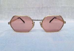 แว่นตาอเมริกันชนยุคซิกตี้ วิคตอรี ออปติคอล–VICTORY OPTICAL ตัวแท้ สภาพเทพ เก่าเก็บทศวรรษ 1960 อลังการงานสร้างในยุคของ วินเซนต์  เจ. ซาลิเออร์โน โมเดลยุคซิวิลวอร์ แปดเหลี่ยม–คลาสสิก เลนส์กระจกคริสตัลฝรั่งเศส หายาก สีอเมทิสต์–Amethyst ขนาดมาตรฐานโมเดลนี้–Standard One Size 135mm สวมใส่ได้ทุกขนาดใบหน้า