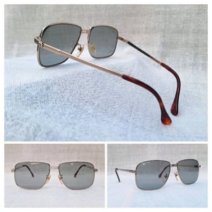 แว่นตาอิตาเลียนทองคำแท้–หุ้ม 12K GF สัดส่วนทองคำบริสุทธิ์ 50% คาซาเด-CASADEI ตัวแท้ ล้ำค่า–หายาก สภาพเทพ เก่าเก็บปลายทศวรรษ 1980 โมเดลคลาสสิก–สี่เหลี่ยม–คานสองชั้น–Double Bridge เลนส์กระจกคริสตัลกันแดด–สีเทาท้องฟ้า–สว่าง มองเห็นดวงตาผู้สวมใส่ ป้องกันรังสี UV100% น.น.37g ขนาดมาตรฐาน 140mm