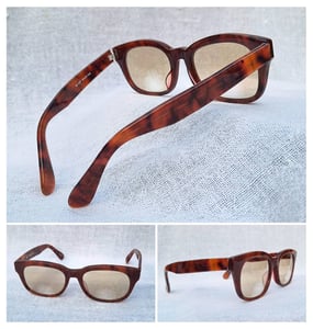 แว่นตาแฮนด์คราฟท์ในตำนานศตวรรษที่ 20 เทรดเฮาส์–TRAD HOUSE ตัวแท้ มือหนึ่ง สต็อกเก่าทศวรรษ 1990 โมเดลเวลลิงตัน–กรอบหนา–ก้านขาอ้วน เลนส์กระจกอังกฤษ 2 ชั้น ไบวิว–BIVUE โดย แมกซ์ ไวส์แมน ผู้ให้กำเนิด อัลก้า ค่าสายตายาว +275 มองไกล +50 ชัดแจ๋วถึงขอบฟ้า ใช้เป็นแว่นกันแดดได้ในตัว ขนาดมาตรฐานโมเดลนี้ 145mm แว่นตาแฮนด์คราฟท์ในตำนานศตวรรษที่ 20 เทรดเฮาส์–TRAD HOUSE ตัวแท้ มือหนึ่ง สต็อกเก่าทศวรรษ 1990 โมเดลเวลลิงตัน–กรอบหนา–ก้านขาอ้วน เลนส์กระจกอังกฤษ 2 ชั้น ไบวิว–BIVUE โดย แมกซ์ ไวส์แมน ผู้ให้กำเนิด อัลก้า ค่าสายตายาว +275 มองไกล +50 ชัดแจ๋วถึงขอบฟ้า ใช้เป็นแว่นกันแดดได้ในตัว ขนาดมาตรฐานโมเดลนี้ 145mm