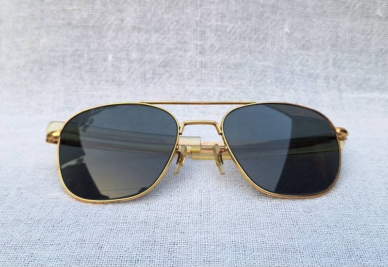 1 ใน 4 โคตรแว่นตาอเมริกันเสืออากาศยุคสงครามเวียดนาม ราคานักศึกษา คอมมานด์–เอโอ COMMAND–AO ตัวแท้ สภาพวินเทจใช้งานถนอม ทศวรรษ 1970 เลนส์กระจกคริสตัลญี่ปุ่นคุณภาพสูง UNION COLOR LENS by Union Optical Co., Ltd สีเขียวเทา น.น.39g  ขนาดมาตรฐาน–ใหญ่ 147mm สวมใส่ได้ทุกขนาดใบหน้า