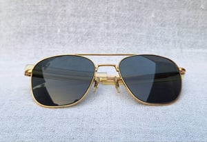 1 ใน 4 โคตรแว่นตาอเมริกันเสืออากาศยุคสงครามเวียดนาม ราคานักศึกษา คอมมานด์–เอโอ COMMAND–AO ตัวแท้ สภาพวินเทจใช้งานถนอม ทศวรรษ 1970 เลนส์กระจกคริสตัลญี่ปุ่นคุณภาพสูง UNION COLOR LENS by Union Optical Co., Ltd สีเขียวเทา น.น.39g  ขนาดมาตรฐาน–ใหญ่ 147mm สวมใส่ได้ทุกขนาดใบหน้า