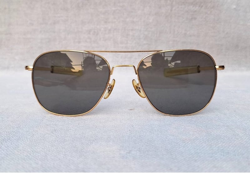 1 ใน 4 โคตรแว่นตาอเมริกันเสืออากาศทศวรรษ 1980 ราคานักศึกษา ป.โท เอโอ อเมริกัน ออปติคัล–AO AMERICAN OPTICAL ตัวแท้ สภาพงดงาม  วินเทจใช้งานถนอม มุมแว่นข้างขวาด้านล่างมีรอยเชื่อมซ่อมเล็กจิ๋ว 1 ตำแหน่ง นอกนั้นทุกส่วนงามกริ๊บ โคตรเลนส์กระจกคริสตัลกันแดด ORIGINAL AO ศักยภาพสูงสุด ขนาดมาตรฐาน–ใหญ่ 148mm