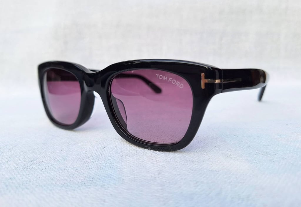 ที่สุดแห่งแว่นตาอเมริกันลักซ์ชัวรีแบรนด์ ทอม ฟอร์ด–TOM FORD รุ่นพิมพ์นิยม TF237–F 01B ตัวแท้ สภาพเทพ เก่าเก็บทศวรรษ 2020 โมเดลคลาสสิก–เวลลิงตัน–กรอบหนา โคตรเลนส์โพลีคาร์บอเนตกันแดด ออริจินัล ทอม ฟอร์ด สีอเมทิสต์–ไล่ระดับ น.น.40g ขนาดมาตรฐาน 141mm สวมใส่ได้ทุกขนาดใบหน้า ที่สุดแห่งแว่นตาอเมริกันลักซ์ชัวรีแบรนด์ ทอม ฟอร์ด–TOM FORD รุ่นพิมพ์นิยม TF237–F 01B ตัวแท้ สภาพเทพ เก่าเก็บทศวรรษ 2020 โมเดลคลาสสิก–เวลลิงตัน–กรอบหนา โคตรเลนส์โพลีคาร์บอเนตกันแดด ออริจินัล ทอม ฟอร์ด สีอเมทิสต์–ไล่ระดับ น.น.40g ขนาดมาตรฐาน 141mm สวมใส่ได้ทุกขนาดใบหน้า