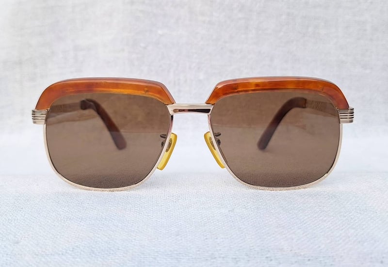 ราชันย์แห่งแว่นตาโบรว์ไลน์ ราคาพิเศษ กระดองเต่าแท้–GENUINE TORTOISE SHELL วัสดุล้ำค่าจากท้องทะเล กรอบไทเทเนียมบริสุทธิ์สีทอง สภาพดีงาม ใช้งานทนุถนอม ปลอกขาข้างขวามีรอยกระเทาะเล็กๆ 1 ตำแหน่ง โคตรเลนส์กระจกพระเจ้าล้ำค่า CARL ZEISS JENA ที่ได้รับยกย่องว่าดีที่สุดตลอดกาลของชนชาติเยอรมัน ขนาดมาตรฐาน139mm