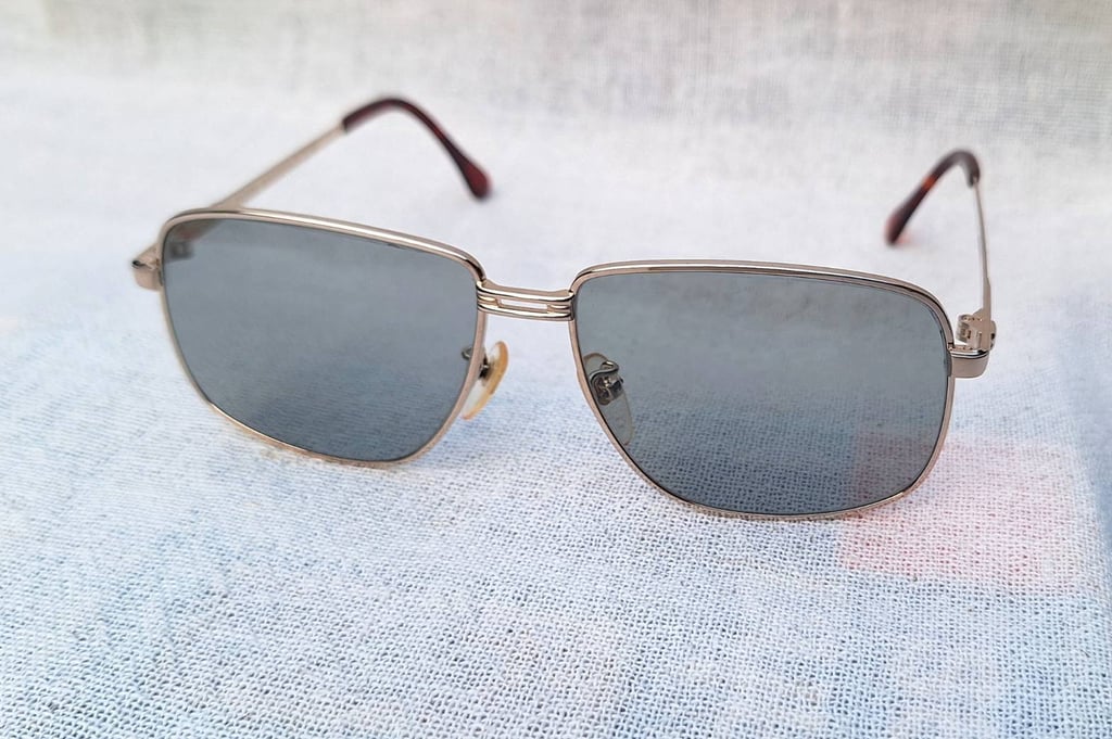 แว่นตาอิตาเลียนทองคำแท้–หุ้ม 12K GF สัดส่วนทองคำบริสุทธิ์ 50% คาซาเด-CASADEI ตัวแท้ ล้ำค่า–หายาก สภาพเทพ เก่าเก็บปลายทศวรรษ 1980 โมเดลคลาสสิก–สี่เหลี่ยม–คานสองชั้น–Double Bridge เลนส์กระจกคริสตัลกันแดด–สีเทาท้องฟ้า–สว่าง มองเห็นดวงตาผู้สวมใส่ ป้องกันรังสี UV100% น.น.37g ขนาดมาตรฐาน 140mm แว่นตาอิตาเลียนทองคำแท้–หุ้ม 12K GF สัดส่วนทองคำบริสุทธิ์ 50% คาซาเด-CASADEI ตัวแท้ ล้ำค่า–หายาก สภาพเทพ เก่าเก็บปลายทศวรรษ 1980 โมเดลคลาสสิก–สี่เหลี่ยม–คานสองชั้น–Double Bridge เลนส์กระจกคริสตัลกันแดด–สีเทาท้องฟ้า–สว่าง มองเห็นดวงตาผู้สวมใส่ ป้องกันรังสี UV100% น.น.37g ขนาดมาตรฐาน 140mm