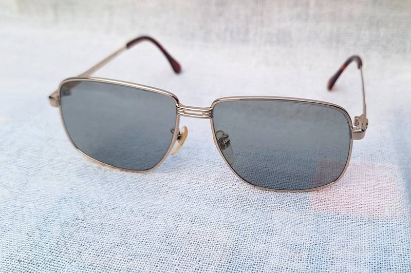 แว่นตาอิตาเลียนทองคำแท้–หุ้ม12KGF สัดส่วนทองคำบริสุทธิ์ 50% คาซาเด-CASADEI ตัวแท้ ล้ำค่า–หายาก สภาพเทพ เก่าเก็บปลายทศวรรษ 1980 โมเดลคลาสสิก–สี่เหลี่ยม–คานสองชั้น–Double Bridge เลนส์กระจกคริสตัลกันแดด–สีเทาท้องฟ้า–สว่าง มองเห็นดวงตาผู้สวมใส่ ป้องกัน UV100% น.น.37g ขนาดมาตรฐาน 140mm