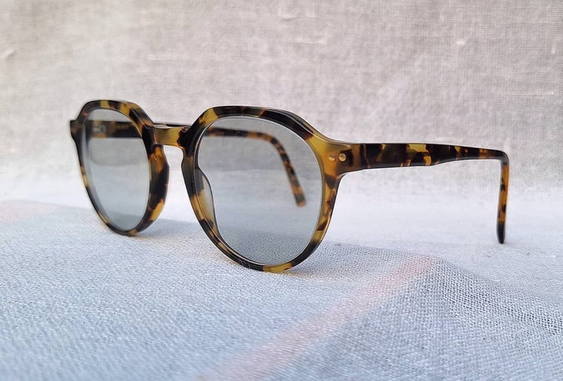 แว่นตามงกุฎ–หยดน้ำโดยช่างฝีมือชาวดัตช์ แอนโทนี–ANTONY by Eyes and More ตัวแท้ สภาพเทพ เก่าเก็บปลายทศวรรษ 2000 กรอบอะซีเทต–อนุพันธุ์เส้นใยพืช–เกรดพรีเมียม เลนส์กระจกคริสตัลญี่ปุ่น หายาก FLYING HORUS สีเทา–ท้องฟ้า มองเห็นดวงตาผู้สวมใส่ ป้องกัน UV 100% น.น.41g ขนาดมาตรฐาน–Standard One Size 142mm แว่นตามงกุฎ–หยดน้ำโดยช่างฝีมือชาวดัตช์ แอนโทนี–ANTONY by Eyes and More ตัวแท้ สภาพเทพ เก่าเก็บปลายทศวรรษ 2000 กรอบอะซีเทต–อนุพันธุ์เส้นใยพืช–เกรดพรีเมียม เลนส์กระจกคริสตัลญี่ปุ่น หายาก FLYING HORUS สีเทา–ท้องฟ้า มองเห็นดวงตาผู้สวมใส่ ป้องกัน UV 100% น.น.41g ขนาดมาตรฐาน–Standard One Size 142mm