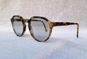 แว่นตามงกุฎ–หยดน้ำโดยช่างฝีมือชาวดัตช์ แอนโทนี–ANTONY by Eyes and More ตัวแท้ สภาพเทพ เก่าเก็บปลายทศวรรษ 2000 กรอบอะซีเทต–อนุพันธุ์เส้นใยพืช–เกรดพรีเมียม เลนส์กระจกคริสตัลญี่ปุ่น หายาก FLYING HORUS สีเทา–ท้องฟ้า มองเห็นดวงตาผู้สวมใส่ ป้องกัน UV 100% น.น.41g ขนาดมาตรฐาน–Standard One Size 142mm แว่นตามงกุฎ–หยดน้ำโดยช่างฝีมือชาวดัตช์ แอนโทนี–ANTONY by Eyes and More ตัวแท้ สภาพเทพ เก่าเก็บปลายทศวรรษ 2000 กรอบอะซีเทต–อนุพันธุ์เส้นใยพืช–เกรดพรีเมียม เลนส์กระจกคริสตัลญี่ปุ่น หายาก FLYING HORUS สีเทา–ท้องฟ้า มองเห็นดวงตาผู้สวมใส่ ป้องกัน UV 100% น.น.41g ขนาดมาตรฐาน–Standard One Size 142mm