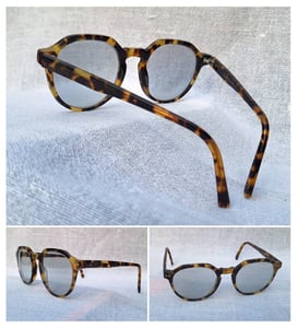 แว่นตามงกุฎ–หยดน้ำโดยช่างฝีมือชาวดัตช์ แอนโทนี–ANTONY by Eyes and More ตัวแท้ สภาพเทพ เก่าเก็บปลายทศวรรษ 2000 กรอบอะซีเทต–อนุพันธุ์เส้นใยพืช–เกรดพรีเมียม เลนส์กระจกคริสตัลญี่ปุ่น หายาก FLYING HORUS สีเทา–ท้องฟ้า มองเห็นดวงตาผู้สวมใส่ ป้องกัน UV 100% น.น.41g ขนาดมาตรฐาน–Standard One Size 142mm แว่นตามงกุฎ–หยดน้ำโดยช่างฝีมือชาวดัตช์ แอนโทนี–ANTONY by Eyes and More ตัวแท้ สภาพเทพ เก่าเก็บปลายทศวรรษ 2000 กรอบอะซีเทต–อนุพันธุ์เส้นใยพืช–เกรดพรีเมียม เลนส์กระจกคริสตัลญี่ปุ่น หายาก FLYING HORUS สีเทา–ท้องฟ้า มองเห็นดวงตาผู้สวมใส่ ป้องกัน UV 100% น.น.41g ขนาดมาตรฐาน–Standard One Size 142mm