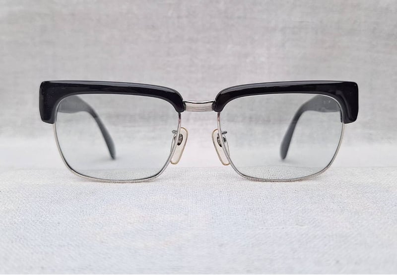 แว่นตานายกสโมสร–แฮนด์คราฟท์ในตำนานยุคโชวะ เพนกวิน–PENGUIN By ASAHI OPTICAL CO., LTD. มือหนึ่ง สต็อกเก่าทศวรรษ 1980 กรอบวัสดุคลาสสิก SPM : Sun Platinum Metal–โลหะ–แพลทินัม–แสงตะวัน คิ้ว–อะซีเทตเกรดพรีเมียม–ดำ เลนส์กระจกคริสตัลออโต้ฝรั่งเศส หายาก สีเทา–สว่าง ปรับความเข้มอัตโนมัติ ขนาดมาตรฐาน–ใหญ่146mm