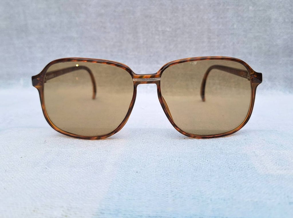 ที่สุดแห่งแว่นตาผู้ดีอังกฤษสายพันธุ์ลอนเดินเนอร์ อัลเฟรด ดันฮิลล์-ALFRED DUNHILL รุ่นคลาสสิก 6060 ตัวแท้ สภาพเทพ เก่าเก็บ ค.ศ.1987 กรอบวัสดุไฮเอนด์–อ็อปทิล–สีอำพัน–โปร่งแสง เลนส์กระจกคริสตัลญี่ปุ่น ยูเนียน คัลเลอร์–UNION COLOR LENS สีน้ำตาลตอร์ติญ่า มองเห็นดวงตา น.น.37g ขนาดมาตรฐาน 142mm