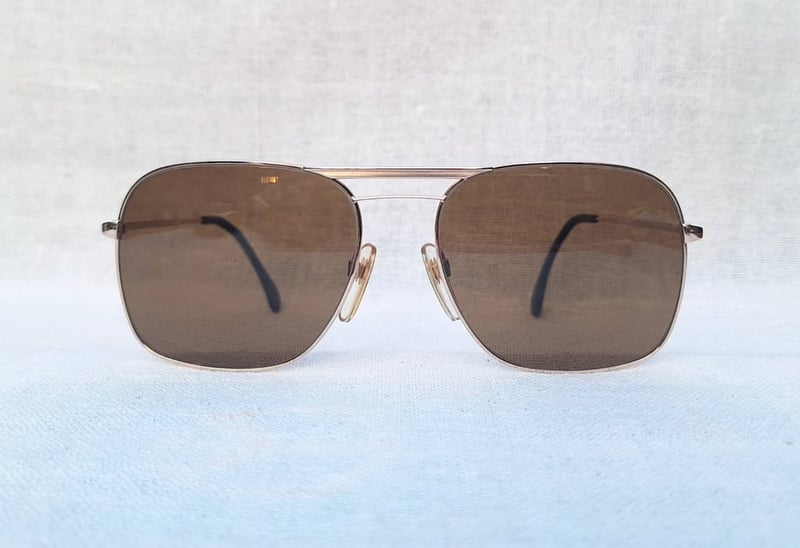 โคตรแว่นตาเก่าแก่ลำดับ 2 ของเยอรมนี เมทซเลอร์ METZLER–ZEISS ตัวแท้ มือหนึ่ง สต็อกเก่าทศวรรษ 1970 โมเดลคลาสสิก–สี่เหลี่ยม–นักบิน–ใหญ่ โคตรเลนส์กระจกคริสตัลพระเจ้า CARL ZEISS JENA ที่ได้รับยกย่องว่าดีที่สุดตลอดกาลของชนชาติเยอรมัน น.น.37g ขนาดมาตรฐาน–โอเวอร์ไซซ์ 150mm อุ๊ต๊ะ.. เต็มหน้าเต็มตาดีจริง ๆ