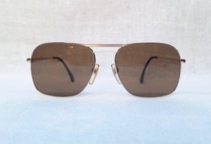 โคตรแว่นตาเก่าแก่ลำดับ 2 ของเยอรมนี เมทซเลอร์ METZLER–ZEISS ตัวแท้ มือหนึ่ง สต็อกเก่าทศวรรษ 1970 โมเดลคลาสสิก–สี่เหลี่ยม–นักบิน–ใหญ่ โคตรเลนส์กระจกคริสตัลพระเจ้า CARL ZEISS JENA ที่ได้รับยกย่องว่าดีที่สุดตลอดกาลของชนชาติเยอรมัน น.น.37g ขนาดมาตรฐาน–โอเวอร์ไซซ์ 150mm อุ๊ต๊ะ.. เต็มหน้าเต็มตาดีจริง ๆ โคตรแว่นตาเก่าแก่ลำดับ 2 ของเยอรมนี เมทซเลอร์ METZLER–ZEISS ตัวแท้ มือหนึ่ง สต็อกเก่าทศวรรษ 1970 โมเดลคลาสสิก–สี่เหลี่ยม–นักบิน–ใหญ่ โคตรเลนส์กระจกคริสตัลพระเจ้า CARL ZEISS JENA ที่ได้รับยกย่องว่าดีที่สุดตลอดกาลของชนชาติเยอรมัน น.น.37g ขนาดมาตรฐาน–โอเวอร์ไซซ์ 150mm อุ๊ต๊ะ.. เต็มหน้าเต็มตาดีจริง ๆ