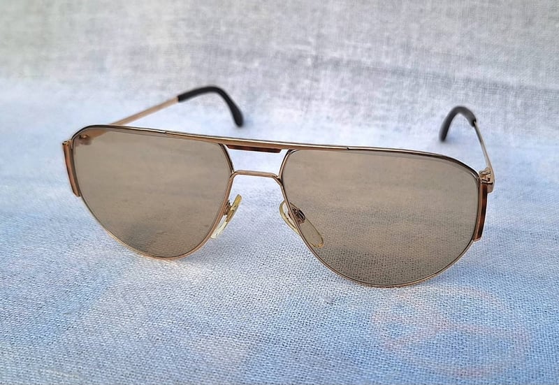 แว่นตาเทพเจ้าของชาวเยอรมัน โรเดนสต็อค–RODENSTOCK รุ่นลักซ์ชัวรีหายาก Lifestyle 7073 สภาพเทพ เก่าเก็บทศวรรษ 1980 โคตรเลนส์กระจกคริสตัล–ออโต้–อิตาเลียน บาร์เบรินี–BARBERINI ที่ได้รับยกย่องว่าเป็น 1 ในเลนส์กระจกแว่นตาที่ดีที่สุดในโลก สีน้ำตาลวอลนัท–สว่าง ปรับความเข้มอัตโนมัติ ขนาดมาตรฐาน–ใหญ่ 142mm