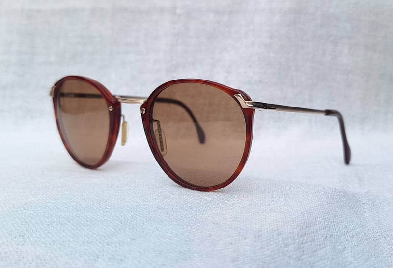 โคตรแว่นตาเยอรมันตะวันตกและเลนส์กระจกคริสตัลพระเจ้า คาร์ล ไซส์ เยนา–CARL ZEISS JENA ที่ได้รับยกย่องว่าดีที่สุดตลอดกาลของชนชาติเยอรมัน ตัวแท้ มือหนี่ง สต็อกเก่าทศวรรษ 1970 โคตรเลนส์กระจก CARL ZEISS JENA สีอำพัน–สว่าง มองเห็นดวงตาผู้สวมใส่ ขนาดมาตรฐาน–Standard One Size 132mm สวมใส่ได้ทุกขนาดใบหน้า