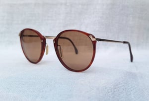 โคตรแว่นตาเยอรมันตะวันตกและเลนส์กระจกคริสตัลพระเจ้า คาร์ล ไซส์ เยนา–CARL ZEISS JENA ที่ได้รับยกย่องว่าดีที่สุดตลอดกาลของชนชาติเยอรมัน ตัวแท้ มือหนี่ง สต็อกเก่าทศวรรษ 1970 โคตรเลนส์กระจก CARL ZEISS JENA สีอำพัน–สว่าง มองเห็นดวงตาผู้สวมใส่ ขนาดมาตรฐาน–Standard One Size 132mm สวมใส่ได้ทุกขนาดใบหน้า