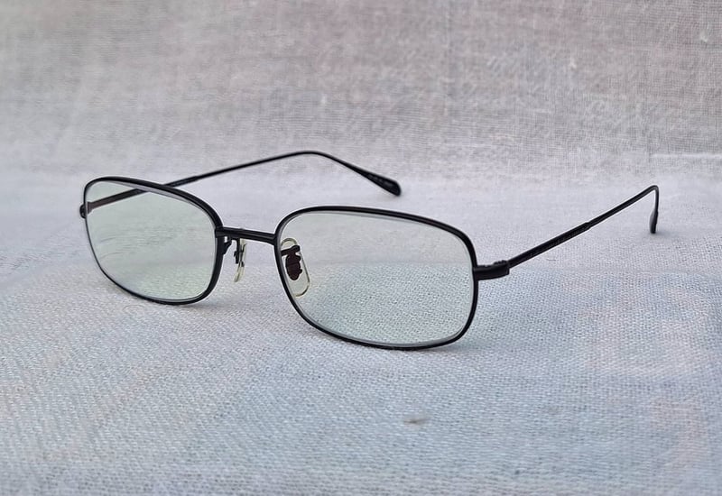 ที่สุดแห่งแว่นตาอเมริกันสายพันธุ์แคลิฟอร์เนียน โอลิเวอร์ พีเพิลส์-OLIVER PEOPLES สภาพเทพ เก่าเก็บทศวรรษ 2010 ผลงานช่างหัตถศิลป์ Eyevan Inc แห่งเมืองซาบาเอะ เลนส์บลูโพรเทค มัลติโค้ท ค่าสายตา +150 ป้องกันแสงสีฟ้าที่อันตรายจากคอมพิวเตอร์ทุกชนิด ขนาดมาตรฐาน–Standard One Size 130mm สวมใส่ได้ทุกขนาดใบหน้า
