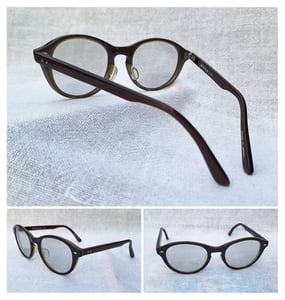แว่นตาเวลลิงตัน–แฮนด์คราฟท์จากเมืองซาบาเอะ โซลิดบลู–SOLID BLUE รุ่น S–165 ตัวแท้ สภาพเทพ เก่าเก็บฤดูใบไม้ผลิ ค.ศ.2011 กรอบอะซีเทต–อนุพันธุ์เส้นใยฝ้าย–สีนาวีบลูสลับน้ำตาลกลาง เลนส์กระจกคริสตัลออโต้ฝรั่งเศส สีเทา–สว่าง ปรับความเข้มอัตโนมัติ ขนาดมาตรฐาน–Standard One Size 140mm สวมใส่ได้ทุกขนาดใบหน้า แว่นตาเวลลิงตัน–แฮนด์คราฟท์จากเมืองซาบาเอะ โซลิดบลู–SOLID BLUE รุ่น S–165 ตัวแท้ สภาพเทพ เก่าเก็บฤดูใบไม้ผลิ ค.ศ.2011 กรอบอะซีเทต–อนุพันธุ์เส้นใยฝ้าย–สีนาวีบลูสลับน้ำตาลกลาง เลนส์กระจกคริสตัลออโต้ฝรั่งเศส สีเทา–สว่าง ปรับความเข้มอัตโนมัติ ขนาดมาตรฐาน–Standard One Size 140mm สวมใส่ได้ทุกขนาดใบหน้า