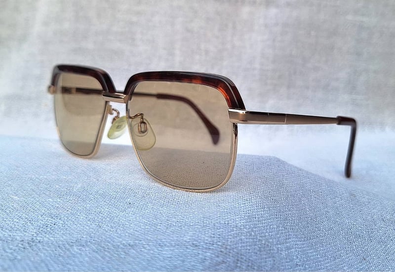 แว่นตาไทเทเนียมบริสุทธิ์ซีรีส์แรกของโลก ไททานอส โดย มารุแมน–TITANOS by MARUMAN รุ่นหายาก T–829 สภาพเทพ เก่าเก็บต้นทศวรรษ 1990 เลนส์กระจกคริสตัลญี่ปุ่นคุณภาพสูง วินเทจ ไฮคลาส โดย MARUEMU LENS CO., สีกากี–สว่าง มองเห็นดวงตาผู้สวมใส่ ตัดเงา ตัดแสงสะท้อน ป้องกันรังสี UV 100% น.น.38g ขนาดมาตรฐาน 141mm แว่นตาไทเทเนียมบริสุทธิ์ซีรีส์แรกของโลก ไททานอส โดย มารุแมน–TITANOS by MARUMAN รุ่นหายาก T–829 สภาพเทพ เก่าเก็บต้นทศวรรษ 1990 เลนส์กระจกคริสตัลญี่ปุ่นคุณภาพสูง วินเทจ ไฮคลาส โดย MARUEMU LENS CO., สีกากี–สว่าง มองเห็นดวงตาผู้สวมใส่ ตัดเงา ตัดแสงสะท้อน ป้องกันรังสี UV 100% น.น.38g ขนาดมาตรฐาน 141mm