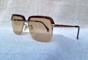 แว่นตาไทเทเนียมบริสุทธิ์ซีรีส์แรกของโลก ไททานอส โดย มารุแมน–TITANOS by MARUMAN รุ่นหายาก T–829 สภาพเทพ เก่าเก็บต้นทศวรรษ 1990 เลนส์กระจกคริสตัลญี่ปุ่นคุณภาพสูง วินเทจ ไฮคลาส โดย MARUEMU LENS CO., สีกากี–สว่าง มองเห็นดวงตาผู้สวมใส่ ตัดเงา ตัดแสงสะท้อน ป้องกันรังสี UV 100% น.น.38g ขนาดมาตรฐาน 141mm แว่นตาไทเทเนียมบริสุทธิ์ซีรีส์แรกของโลก ไททานอส โดย มารุแมน–TITANOS by MARUMAN รุ่นหายาก T–829 สภาพเทพ เก่าเก็บต้นทศวรรษ 1990 เลนส์กระจกคริสตัลญี่ปุ่นคุณภาพสูง วินเทจ ไฮคลาส โดย MARUEMU LENS CO., สีกากี–สว่าง มองเห็นดวงตาผู้สวมใส่ ตัดเงา ตัดแสงสะท้อน ป้องกันรังสี UV 100% น.น.38g ขนาดมาตรฐาน 141mm