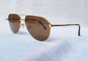 แว่นตาลักซ์ชัวรีแบรนด์สวิสรุ่นที่หายากที่สุด โชปาร์ด–CHOPARD 6051 กรอบทอง 23KGP สีน้ำผึ้ง–Honey Gold Frame ประดับอัญมณีพลอยไพลิน 2 เม็ด สนธิกำลังกับโคตรเลนส์กระจกพระเจ้า คาร์ล ไซส์ เยนา ที่ได้รับยกย่องว่าดีที่สุดตลอดกาลของชนชาติเยอรมัน ขนาดมาตรฐาน–ใหญ่ 150mm สวมใส่ได้ทุกขนาดใบหน้า แว่นตาลักซ์ชัวรีแบรนด์สวิสรุ่นที่หายากที่สุด โชปาร์ด–CHOPARD 6051 กรอบทอง 23KGP สีน้ำผึ้ง–Honey Gold Frame ประดับอัญมณีพลอยไพลิน 2 เม็ด สนธิกำลังกับโคตรเลนส์กระจกพระเจ้า คาร์ล ไซส์ เยนา ที่ได้รับยกย่องว่าดีที่สุดตลอดกาลของชนชาติเยอรมัน ขนาดมาตรฐาน–ใหญ่ 150mm สวมใส่ได้ทุกขนาดใบหน้า