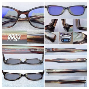 แว่นตาแฮนด์คราฟท์ชั้นสูงของญี่ปุ่น โฟร์นายส์–999.9 รุ่นAP–02 ตัวแท้ สภาพเทพ เก่าเก็บฤดูใบไม้ผลิ ค.ศ.2013 กรอบอะซีเทต–อนุพันธุ์เส้นใยฝ้าย–ลายกระ เลนส์ออโต้โพลีคาร์บอเนท ปรับสีอัตโนมัติ ป้องกันUV100% บานพับ Gyaku–R ลิขสิทธิ์ของโฟร์นายส์ น.น.23g ขนาดมาตรฐาน–Standard One Size140mm สวมใส่ได้ทุกขนาดใบหน้า