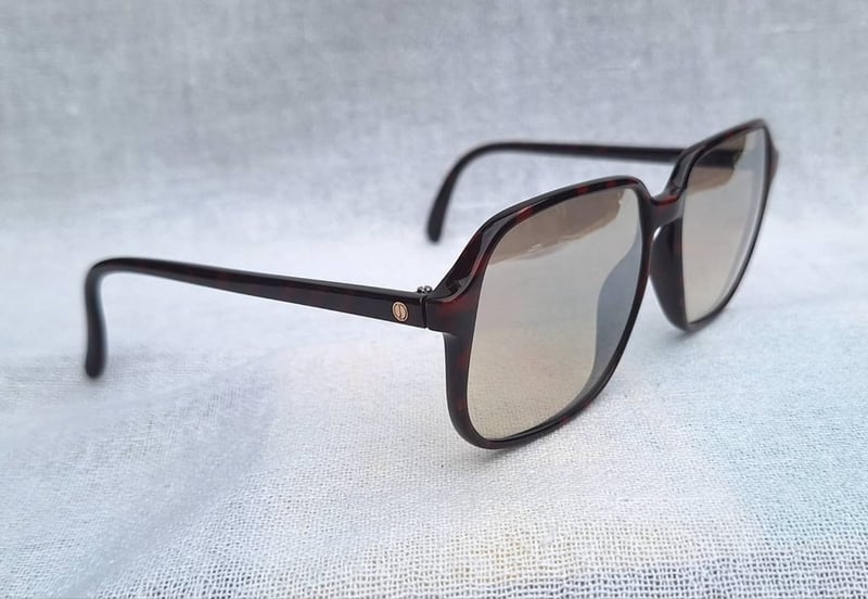 ที่สุดแห่งแว่นตาผู้ดีอังกฤษสายพันธุ์ลอนเดินเนอร์ อัลเฟรด ดันฮิลล์-ALFRED DUNHILL รุ่นคลาสสิก 6008 ตัวแท้ มือหนึ่ง สต็อกเก่า ค.ศ.1988 กรอบวัสดุไฮเอนด์–อ็อปทิล–ดำ–น้ำตาล เลนส์กระจกคริสตัล ป ยูเนียน คัลเลอร์ เลนส์–UNION COLOR LENS ปรอทเงิน–น้ำตาล–ไล่ระดับ ศักยภาพสูงสุด น.น.32g ขนาดมาตรฐาน–ใหญ่ 145mm ที่สุดแห่งแว่นตาผู้ดีอังกฤษสายพันธุ์ลอนเดินเนอร์ อัลเฟรด ดันฮิลล์-ALFRED DUNHILL รุ่นคลาสสิก 6008 ตัวแท้ มือหนึ่ง สต็อกเก่า ค.ศ.1988 กรอบวัสดุไฮเอนด์–อ็อปทิล–ดำ–น้ำตาล เลนส์กระจกคริสตัล ป ยูเนียน คัลเลอร์ เลนส์–UNION COLOR LENS ปรอทเงิน–น้ำตาล–ไล่ระดับ ศักยภาพสูงสุด น.น.32g ขนาดมาตรฐาน–ใหญ่ 145mm