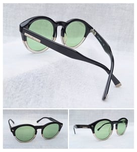 แว่นตาอิตาเลียนลักซ์ชัวรีแบรนด์ร่วมสมัยแถวหน้าของโลก ดีสแควร์²–DSQUARED² ตัวแท้ มือหนึ่ง สต็อกเก่าทศวรรษ 2010 ผลงานของยอดศิลปินนักออกแบบ ดีน และ แดน คาเท็น–DEAN & DAN CATEN เลนส์กระจกคริสตัลฝรั่งเศส สีเขียวธรรมชาติ ป้องกัน UV100% น.น.44g ขนาดมาตรฐาน–Standard One Size 137mm สวมใส่ได้ทุกขนาดใบหน้า