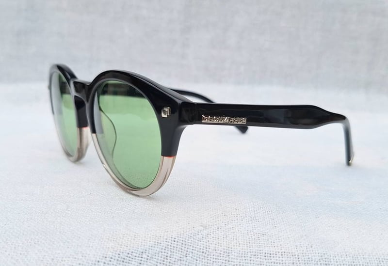 แว่นตาอิตาเลียนลักซ์ชัวรีแบรนด์ร่วมสมัยแถวหน้าของโลก ดีสแควร์²–DSQUARED² ตัวแท้ มือหนึ่ง สต็อกเก่าทศวรรษ 2010 ผลงานของยอดศิลปินนักออกแบบ ดีน และ แดน คาเท็น–DEAN & DAN CATEN เลนส์กระจกคริสตัลฝรั่งเศส สีเขียวธรรมชาติ ป้องกัน UV100% น.น.44g ขนาดมาตรฐาน–Standard One Size 137mm สวมใส่ได้ทุกขนาดใบหน้า