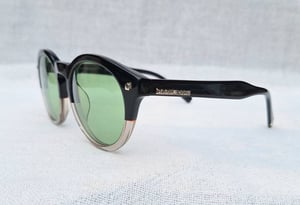 แว่นตาอิตาเลียนลักซ์ชัวรีแบรนด์ร่วมสมัยแถวหน้าของโลก ดีสแควร์²–DSQUARED² ตัวแท้ มือหนึ่ง สต็อกเก่าทศวรรษ 2010 ผลงานของยอดศิลปินนักออกแบบ ดีน และ แดน คาเท็น–DEAN & DAN CATEN เลนส์กระจกคริสตัลฝรั่งเศส สีเขียวธรรมชาติ ป้องกัน UV100% น.น.44g ขนาดมาตรฐาน–Standard One Size 137mm สวมใส่ได้ทุกขนาดใบหน้า