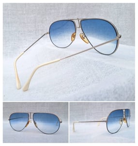 1 ในตำนานความยิ่งใหญ่ของแว่นตาฝรั่งเศสศตวรรษที่ 20 โซลอามอร์–SOL AMOR มือหนึ่ง สต็อกเก่าทศวรรษ 1980 โมเดลหยดน้ำตา–นักบิน–คานสไตลิช 2 ชั้น เลนส์โพลีคาร์บอเนตกันแดด สีฟ้าฝรั่งเศส–French Blue ป้องกัน UV100% น.น.เบาพิเศษ 25g ขนาดมาตรฐาน–ใหญ่ 145mm 1 ในตำนานความยิ่งใหญ่ของแว่นตาฝรั่งเศสศตวรรษที่ 20 โซลอามอร์–SOL AMOR มือหนึ่ง สต็อกเก่าทศวรรษ 1980 โมเดลหยดน้ำตา–นักบิน–คานสไตลิช 2 ชั้น เลนส์โพลีคาร์บอเนตกันแดด สีฟ้าฝรั่งเศส–French Blue ป้องกัน UV100% น.น.เบาพิเศษ 25g ขนาดมาตรฐาน–ใหญ่ 145mm