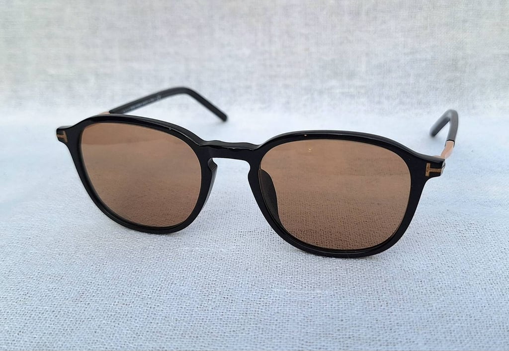 แว่นตาอเมริกันลักซ์ชัวรี ค.ศ.2016 ทอม ฟอร์ด–TOM FORD TF5397–F รุ่นที่สวมใส่โดย ไคโตะ ทาคาฮาชิ–Kaito Takahashi ศิลปินยอดนิยมชาวญี่ปุน ตัวแท้ สภาพเทพ โคตรเลนส์กระจกพระเจ้า CARL ZEISS JENA สีอำพัน–สว่าง ที่ได้รับยกย่องว่าดีที่สุดตลอดกาลของชนชาติเยอรมัน ขนาดมาตรฐานโมเดลนี้ 136mm สวมใส่ได้ทุกขนาดใบหน้า