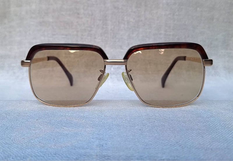 แว่นตาไทเทเนียมบริสุทธิ์ซีรีส์แรกของโลก ไททานอส โดย มารุแมน–TITANOS by MARUMAN รุ่นหายาก T–829 สภาพเทพ เก่าเก็บต้นทศวรรษ 1990 เลนส์กระจกคริสตัลญี่ปุ่นคุณภาพสูง วินเทจ ไฮคลาส โดย MARUEMU LENS CO., สีกากี–สว่าง มองเห็นดวงตาผู้สวมใส่ ตัดเงา ตัดแสงสะท้อน ป้องกันรังสี UV 100% น.น.38g ขนาดมาตรฐาน 141mm