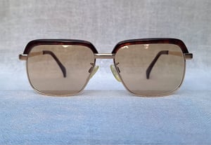 แว่นตาไทเทเนียมบริสุทธิ์ซีรีส์แรกของโลก ไททานอส โดย มารุแมน–TITANOS by MARUMAN รุ่นหายาก T–829 สภาพเทพ เก่าเก็บต้นทศวรรษ 1990 เลนส์กระจกคริสตัลญี่ปุ่นคุณภาพสูง วินเทจ ไฮคลาส โดย MARUEMU LENS CO., สีกากี–สว่าง มองเห็นดวงตาผู้สวมใส่ ตัดเงา ตัดแสงสะท้อน ป้องกันรังสี UV 100% น.น.38g ขนาดมาตรฐาน 141mm แว่นตาไทเทเนียมบริสุทธิ์ซีรีส์แรกของโลก ไททานอส โดย มารุแมน–TITANOS by MARUMAN รุ่นหายาก T–829 สภาพเทพ เก่าเก็บต้นทศวรรษ 1990 เลนส์กระจกคริสตัลญี่ปุ่นคุณภาพสูง วินเทจ ไฮคลาส โดย MARUEMU LENS CO., สีกากี–สว่าง มองเห็นดวงตาผู้สวมใส่ ตัดเงา ตัดแสงสะท้อน ป้องกันรังสี UV 100% น.น.38g ขนาดมาตรฐาน 141mm