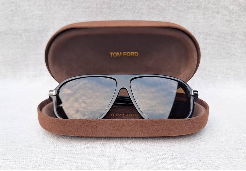 ที่สุดแห่งแว่นตาอเมริกันลักซ์ชัวรีแบรนด์ ทอม ฟอร์ด–TOM FORD Guillaume TF1208–N 01A คอลเลคชันล่าสุดฤดูใบไม้ผลิ ปี 2025 ตัวแท้ โคตรเลนส์กระจกคริสตัลพระเจ้าล้ำค่า คาร์ล ไซส์ เยนา–CARL ZEISS JENA ที่ได้รับยกย่องว่าดีที่สุดตลอดกาลของชนชาติเยอรมัน ขนาดมาตรฐาน–โอเวอร์ไซซ์ 150mm สวมใส่ได้ทุกขนาดใบหน้า