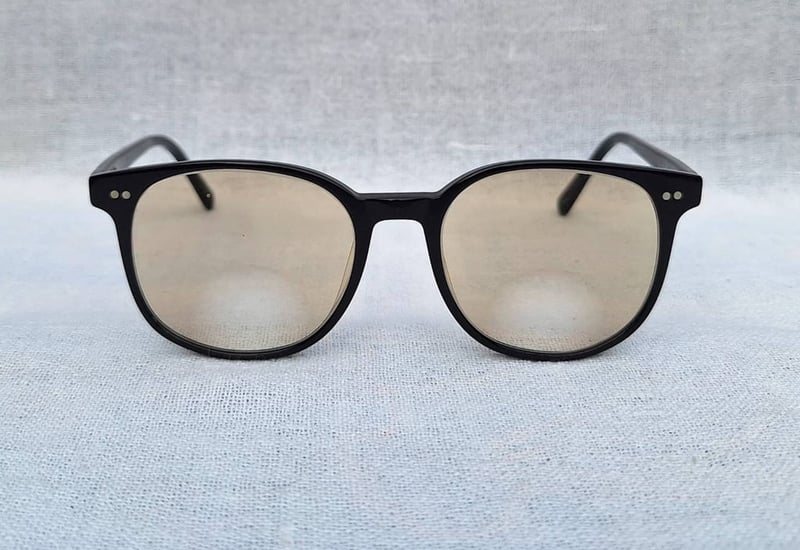 ที่สุดแห่งแว่นตาอเมริกันสายพันธุ์แคลิฟอร์เนียน โอลิเวอร์ พีเพิลส์–OLIVER PEOPLES ตัวแท้ สภาพเทพใช้งานสุดทนุถนอม กรอบอะซีเทต–อนุพันธุ์เส้นใยพืช–ดำ เลนส์กระจกคริสตัล 2 ชั้น สีน้ำตาล–คาราเมล ค่าสายตายาว +250 มองไกล +25 ชัดแจ๋วถึงปลายฟ้า ใช้เป็นแว่นกันแดดได้ในตัว ขนาดมาตรฐาน 138mm สวมใส่ได้ทุกขนาดใบหน้า