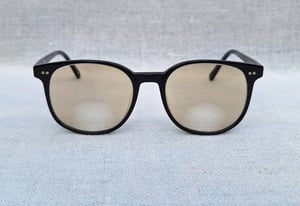 ที่สุดแห่งแว่นตาอเมริกันสายพันธุ์แคลิฟอร์เนียน โอลิเวอร์ พีเพิลส์–OLIVER PEOPLES ตัวแท้ สภาพเทพใช้งานสุดทนุถนอม กรอบอะซีเทต–อนุพันธุ์เส้นใยพืช–ดำ เลนส์กระจกคริสตัล 2 ชั้น สีน้ำตาล–คาราเมล ค่าสายตายาว +250 มองไกล +25 ชัดแจ๋วถึงปลายฟ้า ใช้เป็นแว่นกันแดดได้ในตัว ขนาดมาตรฐาน 138mm สวมใส่ได้ทุกขนาดใบหน้า ที่สุดแห่งแว่นตาอเมริกันสายพันธุ์แคลิฟอร์เนียน โอลิเวอร์ พีเพิลส์–OLIVER PEOPLES ตัวแท้ สภาพเทพใช้งานสุดทนุถนอม กรอบอะซีเทต–อนุพันธุ์เส้นใยพืช–ดำ เลนส์กระจกคริสตัล 2 ชั้น สีน้ำตาล–คาราเมล ค่าสายตายาว +250 มองไกล +25 ชัดแจ๋วถึงปลายฟ้า ใช้เป็นแว่นกันแดดได้ในตัว ขนาดมาตรฐาน 138mm สวมใส่ได้ทุกขนาดใบหน้า