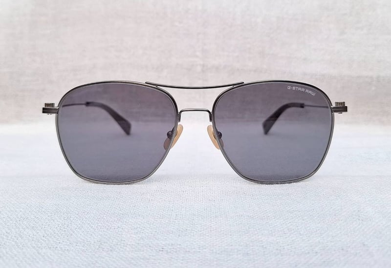 แว่นตายุโรเปียนคราฟท์โดยช่างฝีมือชาวดัตช์ จี–สตาร์ รอว์ G–STAR RAW ตัวแท้ มือหนึ่ง สต็อกเก่าทศวรรษ 2000 ผลงานของศิลปินจากอัมสเตอร์ดัม โจส ฟอน ทิลเบิร์ก–Jos Van Tilburg เลนส์โพลีคาร์บอเนท ออริจินัล จี–สตาร์ รอว์ สีเทาทหาร เท่มาก น.น.24g ขนาดมาตรฐาน–Standard One Size 142mm สวมใส่ได้ทุกขนาดใบหน้า