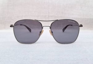 แว่นตายุโรเปียนคราฟท์โดยช่างฝีมือชาวดัตช์ จี–สตาร์ รอว์ G–STAR RAW ตัวแท้ มือหนึ่ง สต็อกเก่าทศวรรษ 2000 ผลงานของศิลปินจากอัมสเตอร์ดัม โจส ฟอน ทิลเบิร์ก–Jos Van Tilburg เลนส์โพลีคาร์บอเนท ออริจินัล จี–สตาร์ รอว์ สีเทาทหาร เท่มาก น.น.24g ขนาดมาตรฐาน–Standard One Size 142mm สวมใส่ได้ทุกขนาดใบหน้า