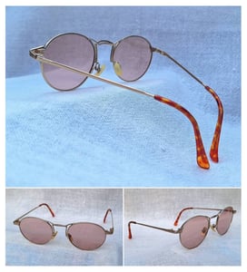 แว่นตาอิตาเลียนอาร์ติสท์–หยดน้ำแพนโต้–จอห์น เลนนอน ในตำนานศตวรรษที่ 20 คาเปลลินี–CAPPELLINI ตัวแท้ สภาพเทพ เก่าเก็บทศวรรษ 1990 กรอบโลหะสีทองเดินลาย เลนส์กระจกคริสตัลฝรั่งเศส หายาก สีกลีบบัว มองเห็นดวงตาผู้สวมใส่ ป้องกัน UV100% น.น.25g ขนาดมาตรฐานโมเดลนี้–Standard One Size137mm สวมใส่ได้ทุกขนาดใบหน้า