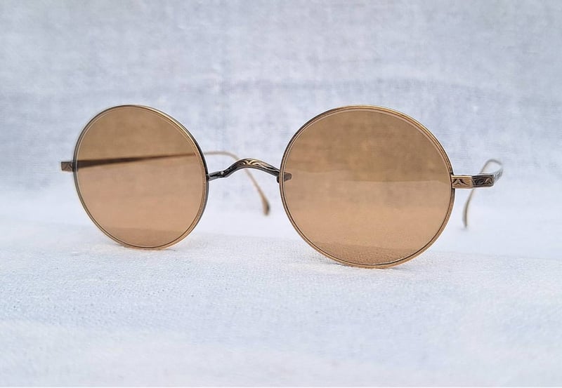 1 ในแว่นตาแฮนด์คราฟท์ที่ดีที่สุดของเมืองซาบาเอะ ดิกน่า–DIGNA ผลงานมาสเตอร์พีซของ ปารีส มิกิ สภาพเทพ เก่าเก็บทศวรรษ 2010 โมเดลหยดน้ำกลม–จอห์น เลนนอน กรอบไทเทเนียมบริสุทธิ์สีทองโบราณ–แกะลาย–คานอานม้า เลนส์กระจกคริสตัล FLYING HORUS สีตอร์ติญ่า ขนาดมาตรฐาน–Stanarad One Size 128mm สวมใส่ได้ทุกขนาดใบหน้า