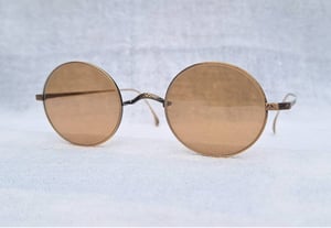 1 ในแว่นตาแฮนด์คราฟท์ที่ดีที่สุดของเมืองซาบาเอะ ดิกน่า–DIGNA ผลงานมาสเตอร์พีซของ ปารีส มิกิ สภาพเทพ เก่าเก็บทศวรรษ 2010 โมเดลหยดน้ำกลม–จอห์น เลนนอน กรอบไทเทเนียมบริสุทธิ์สีทองโบราณ–แกะลาย–คานอานม้า เลนส์กระจกคริสตัล FLYING HORUS สีตอร์ติญ่า ขนาดมาตรฐาน–Stanarad One Size 128mm สวมใส่ได้ทุกขนาดใบหน้า